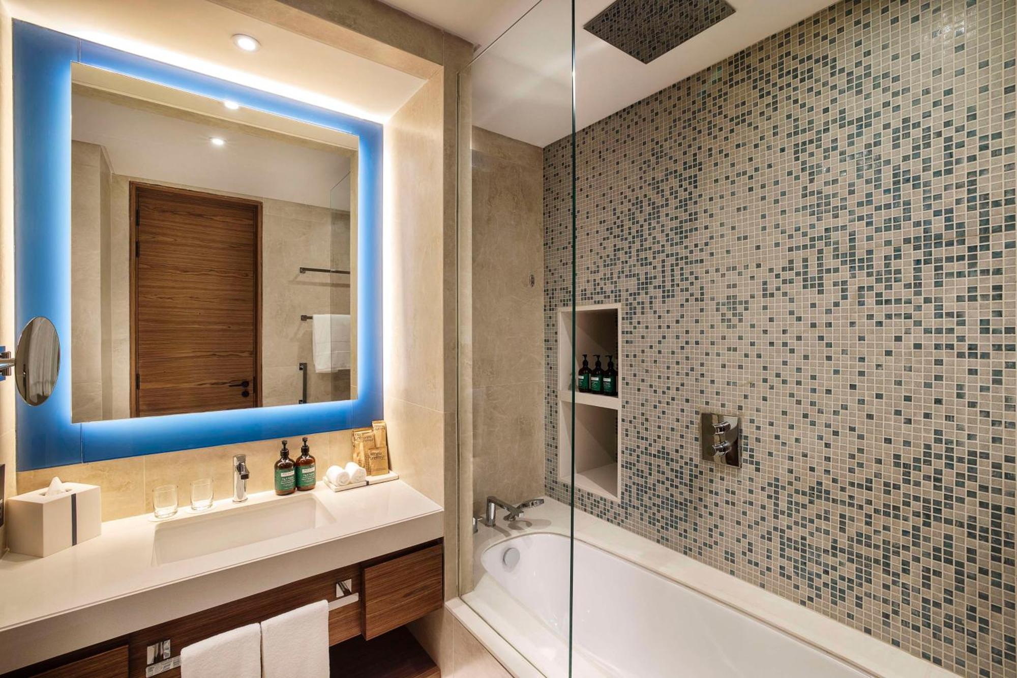 Tumbi West Palm Beach Hotel Dubai,Tapestry Collection Hilton Exteriér fotografie